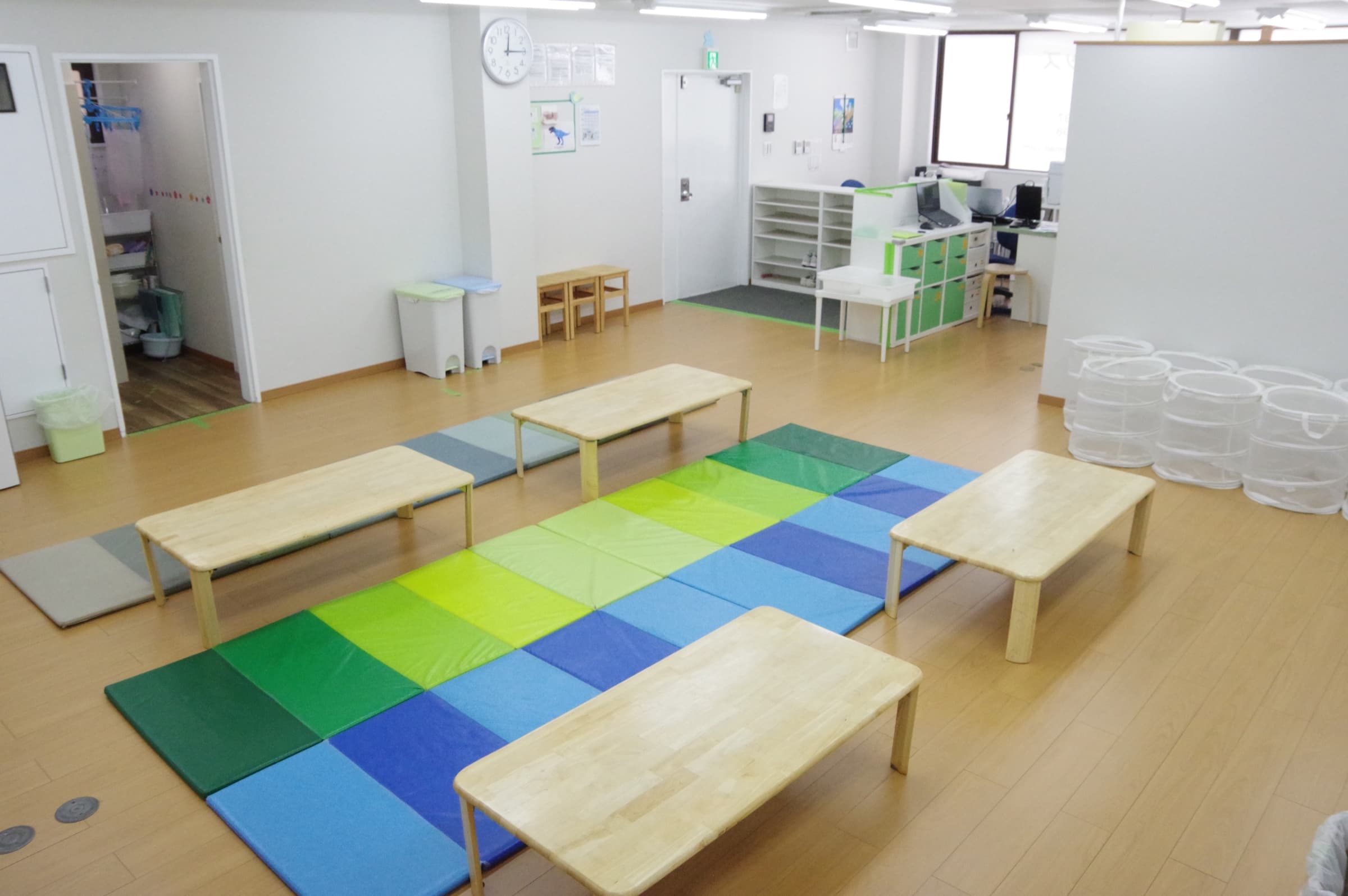 明るく清潔な教室の室内写真