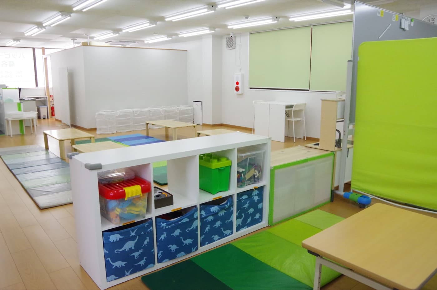 遊具や収納が整った教室の様子